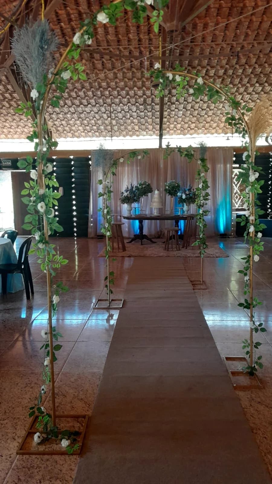 Detalhe vertical de decoração floral para celebração