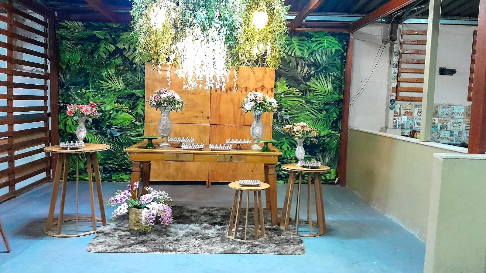 Composição rústica com painel de folhagens e flores