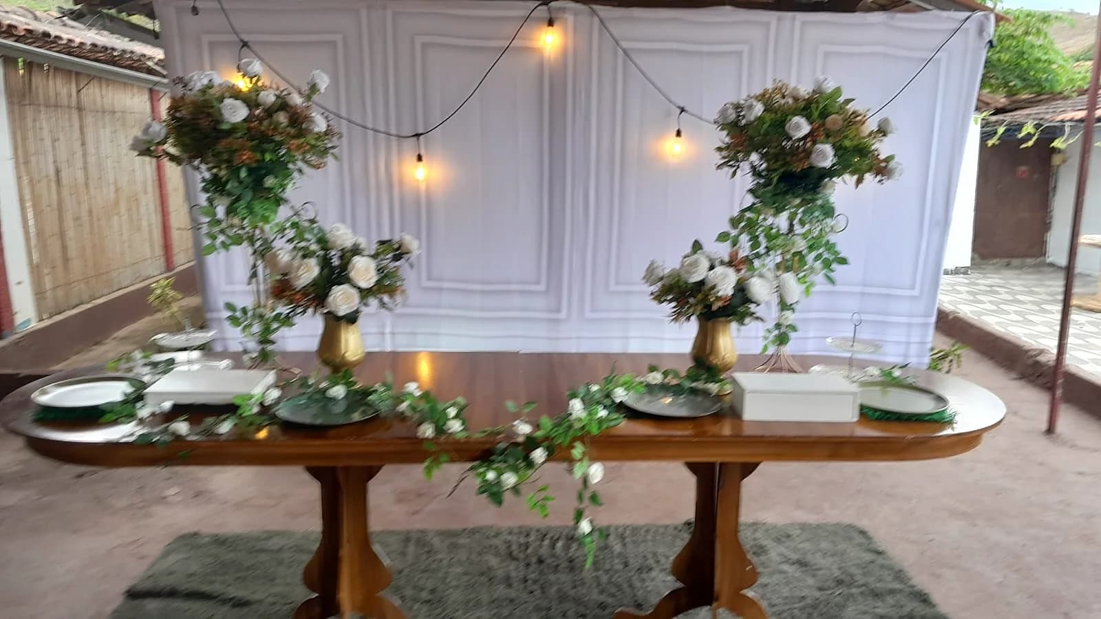 Mesa floral rústica com luzes pendentes